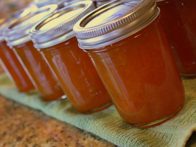 Bocaux de confiture d'abricot posés en rang sur un torchon