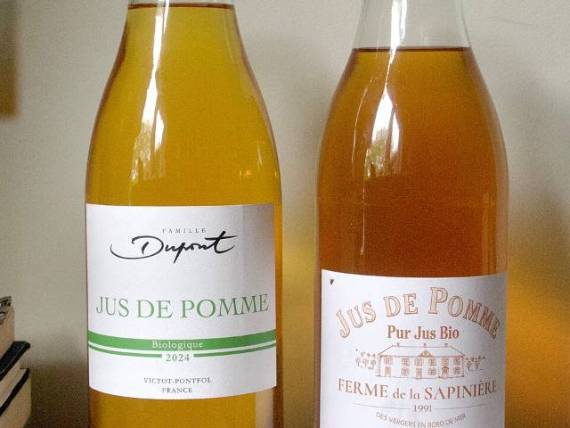 Deux bouteilles de jus de pomme artisanal français