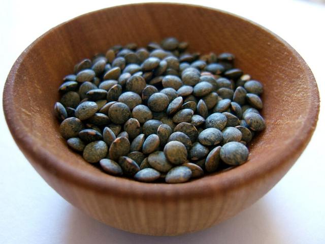 Bol en bois rempli de lentilles vertes