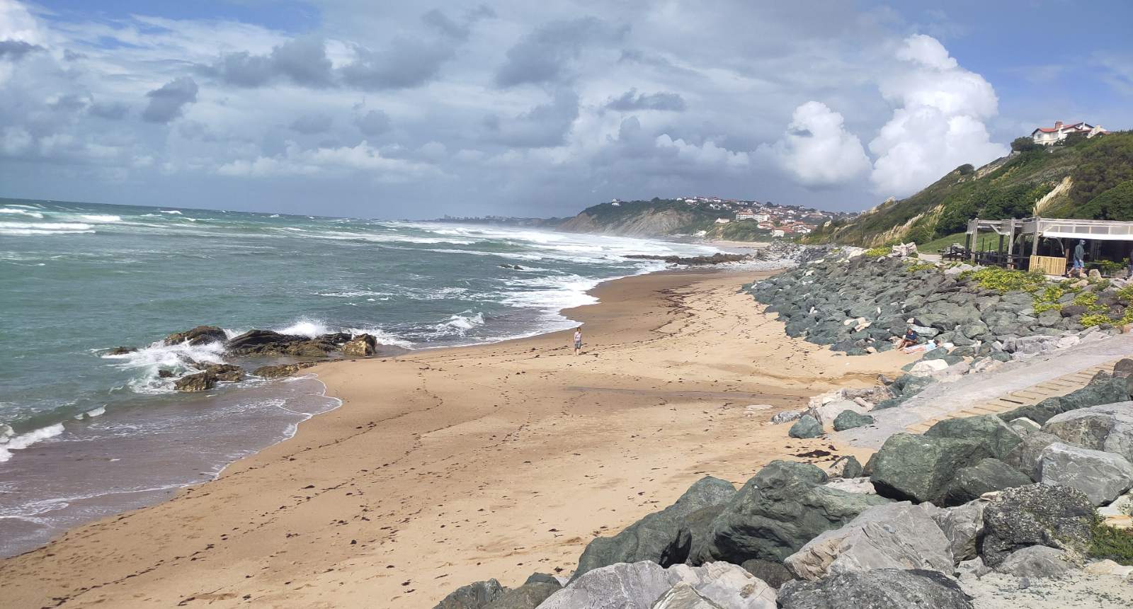 La plage de Parlementia à Guéthary, sable, rochers et falaise verte au fond