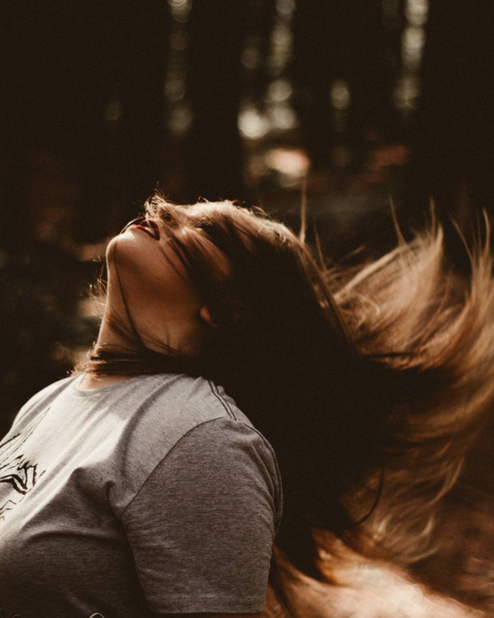 Cheveux longs relevés par un brushing, lumière chaude de fin de journée