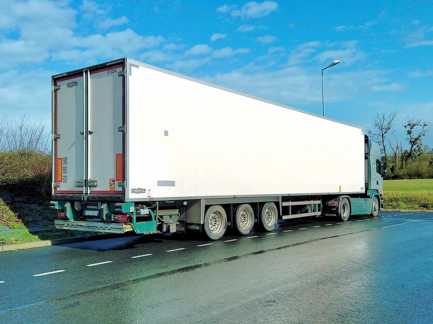 Semi-remorque de la flotte, caisse fermée, stationnée en bord de route avant sa tournée