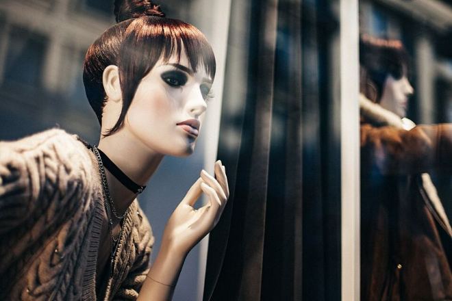 Vitrine et mannequin du magasin Boutia de Colomiers