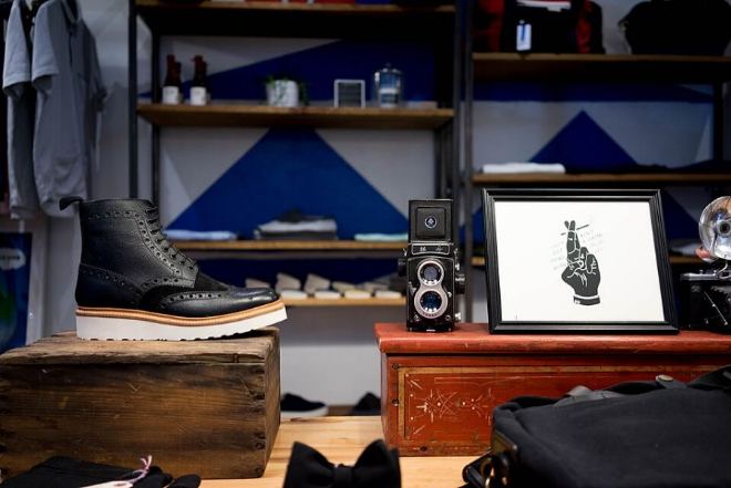 Rayon chaussures et étagères en bois du magasin Boutia de Toulouse Centre