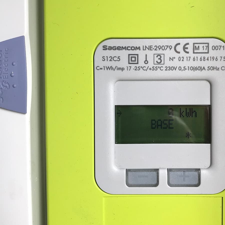 Compteur électrique communicant affichant l'index en kilowattheures sur son écran