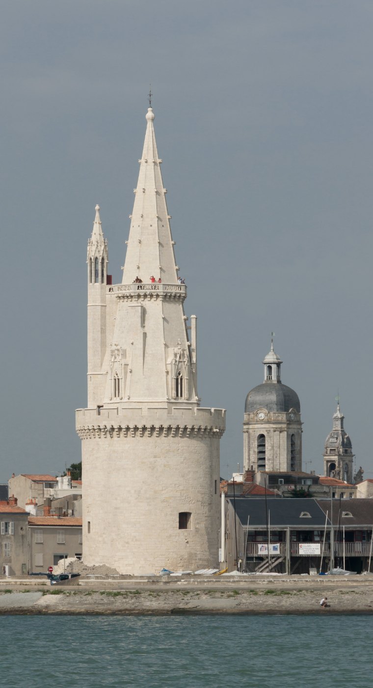 La tour de la Lanterne de La Rochelle, le clocher Saint-Sauveur et les toits du vieux centre, vus depuis le port.