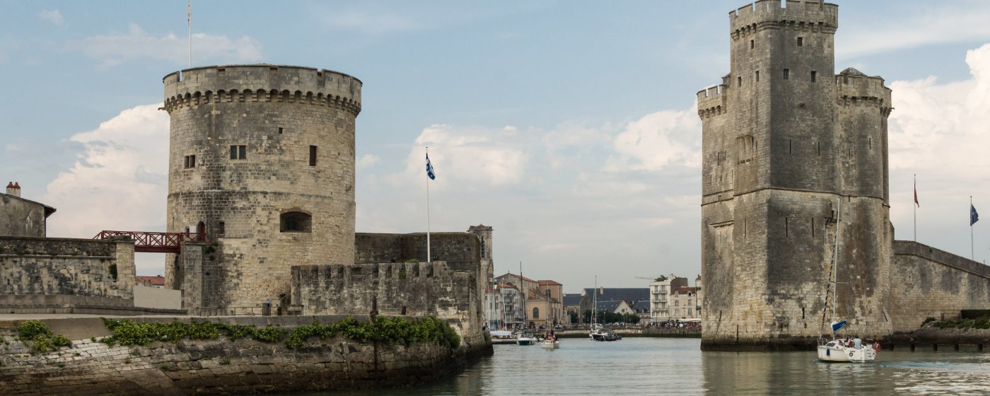L'entrée du vieux port de La Rochelle, la tour de la Chaîne et la tour Saint-Nicolas de part et d'autre du chenal.