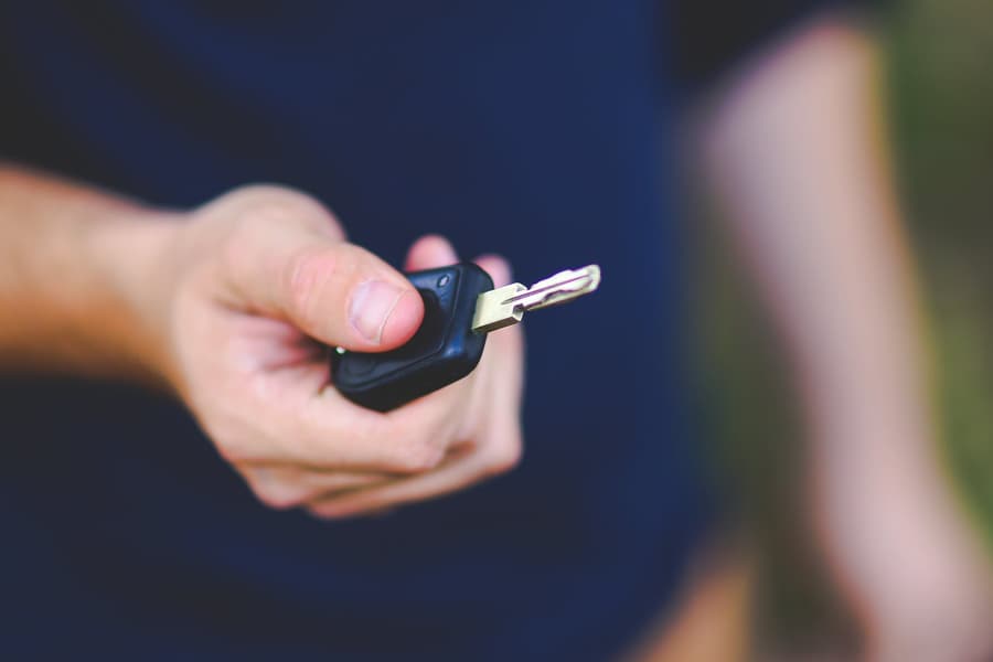 Remise d'une clé de voiture, plan rapproché sur la main