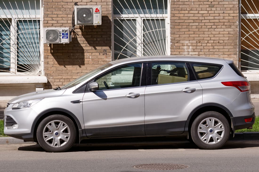 SUV compact gris vu de profil