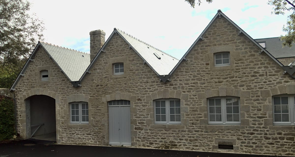 Bâtiment en pierre de la conserverie, avec sa boutique d'usine