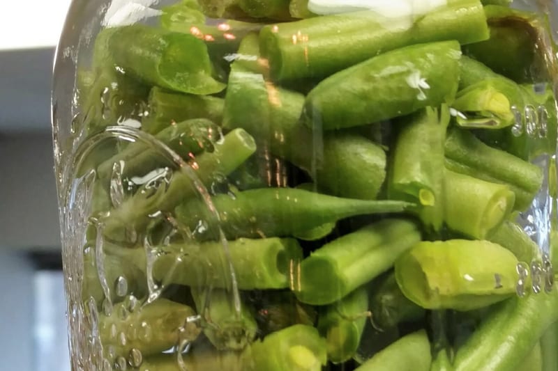Bocal rempli de haricots verts extra-fins dans leur jus