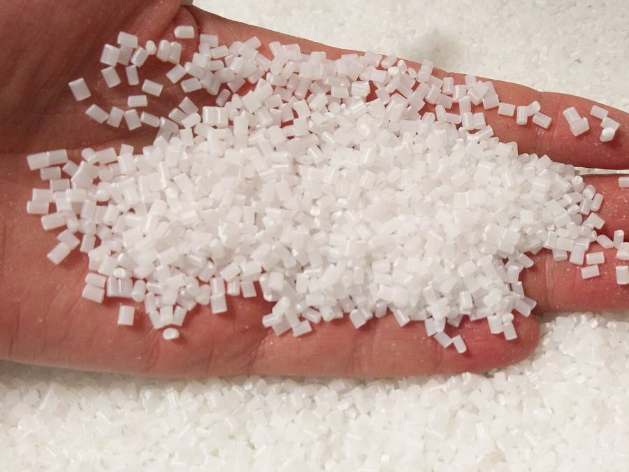 Poignée de granulés de plastique naturels non teintés