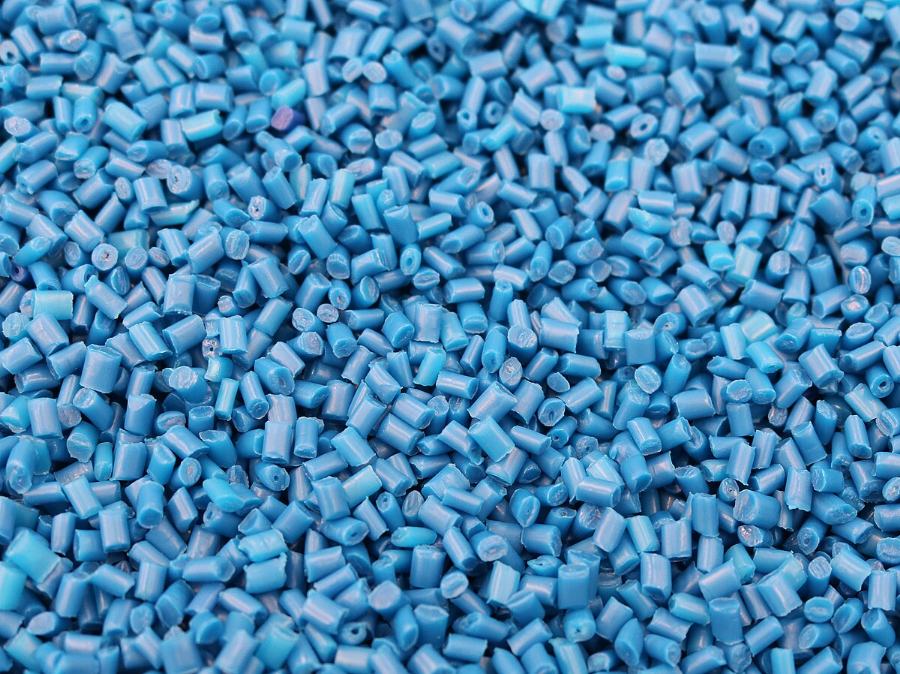 Granulés de plastique bleus teintés dans la masse, vue rapprochée