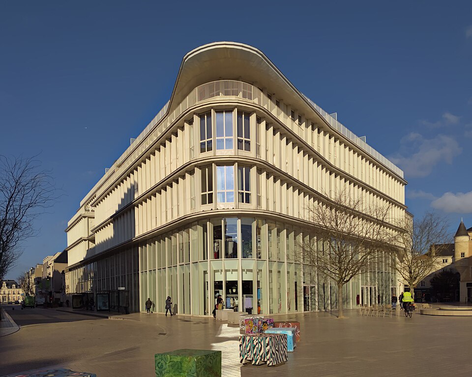 Une place de centre-ville en France, façade claire d'un immeuble contemporain à colonnes verticales, photographie en noir et blanc