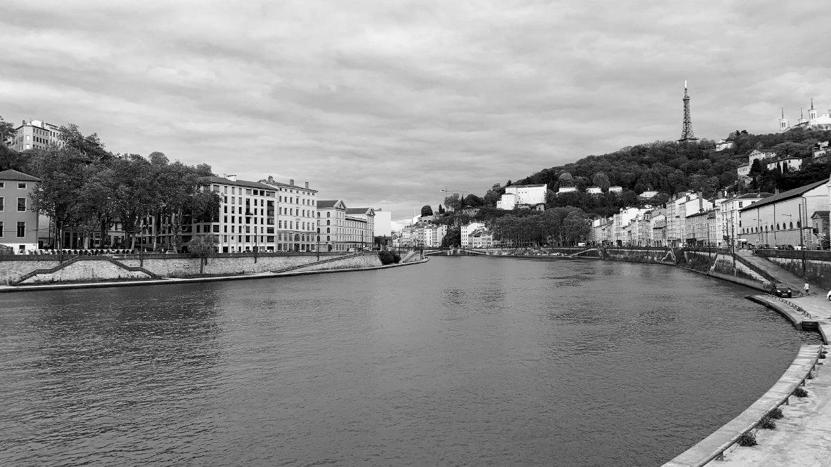 Les quais de Saône à Lyon, vus depuis la rive, avec la colline de Fourvière au fond.