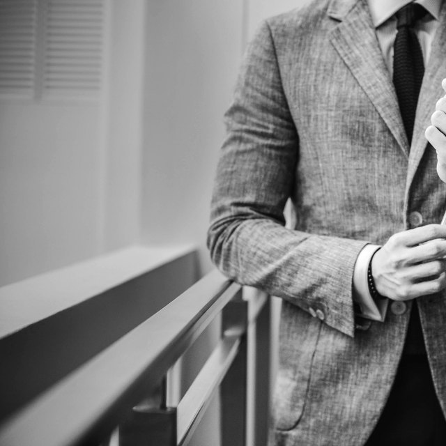 Portrait d'exemple, un avocat en tenue de ville dans les locaux du cabinet.