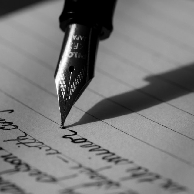 Portrait d'exemple, la main d'une avocate annotant au stylo plume un projet de convention.