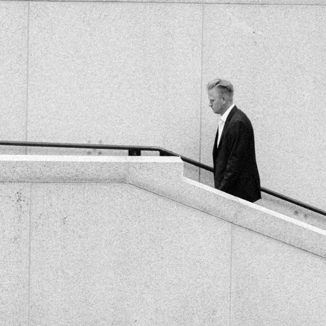 Portrait d'exemple, un expert-comptable dans l'escalier du palais de justice.