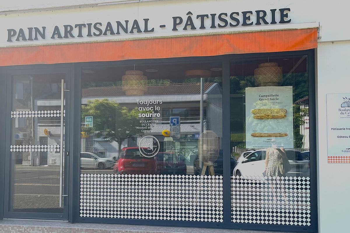 Devanture d'une boulangerie pâtisserie artisanale, enseigne et vitrine sur rue