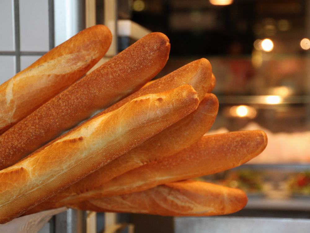 Baguettes de tradition sorties du four, croûte dorée et grignes ouvertes
