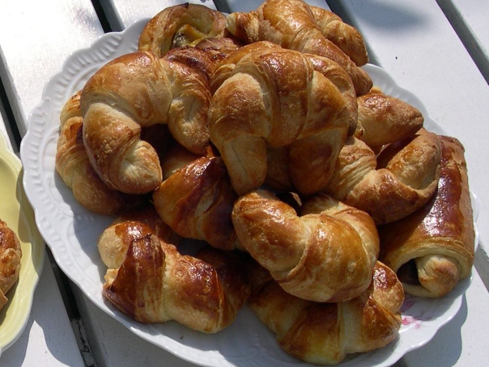 Croissants pur beurre encore chauds, empilés sur un plat de service