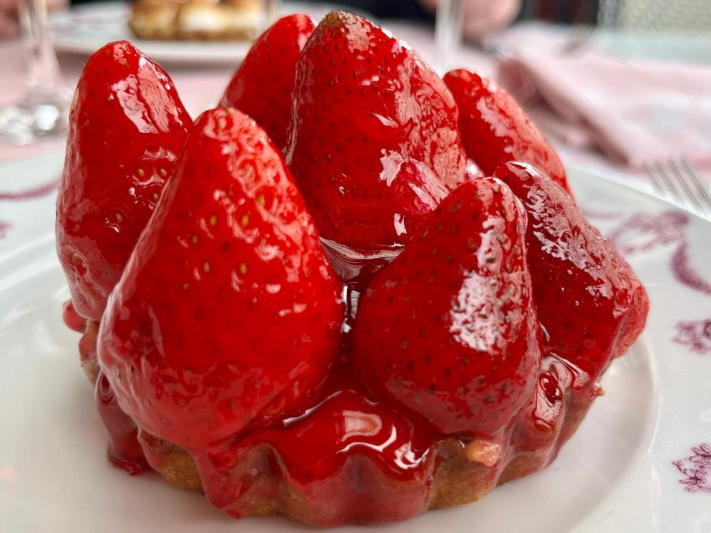 Tarte aux fraises entière, fraises rangées serrées et nappées, sur pâte sablée