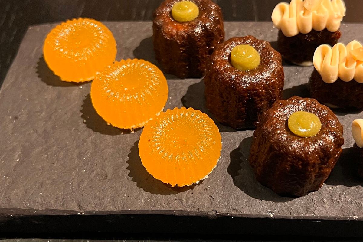 Plateau d'ardoise garni de cannelés et de petits fours salés et sucrés