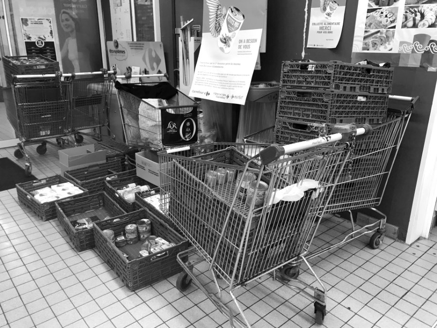 Cagettes de denrées rangées dans des chariots, prêtes pour le tri des bénévoles